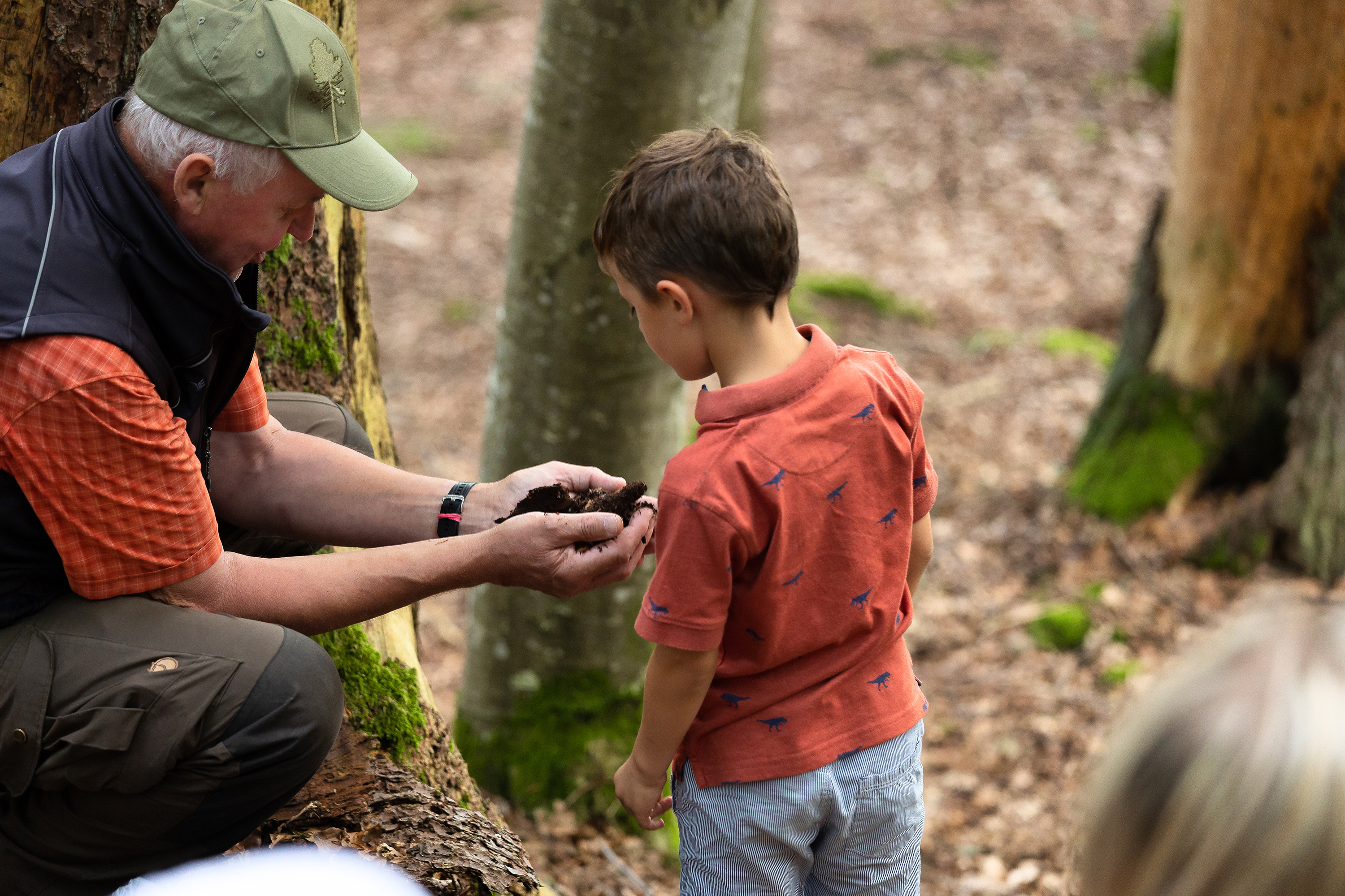 Kind mit Begleitung im Wald