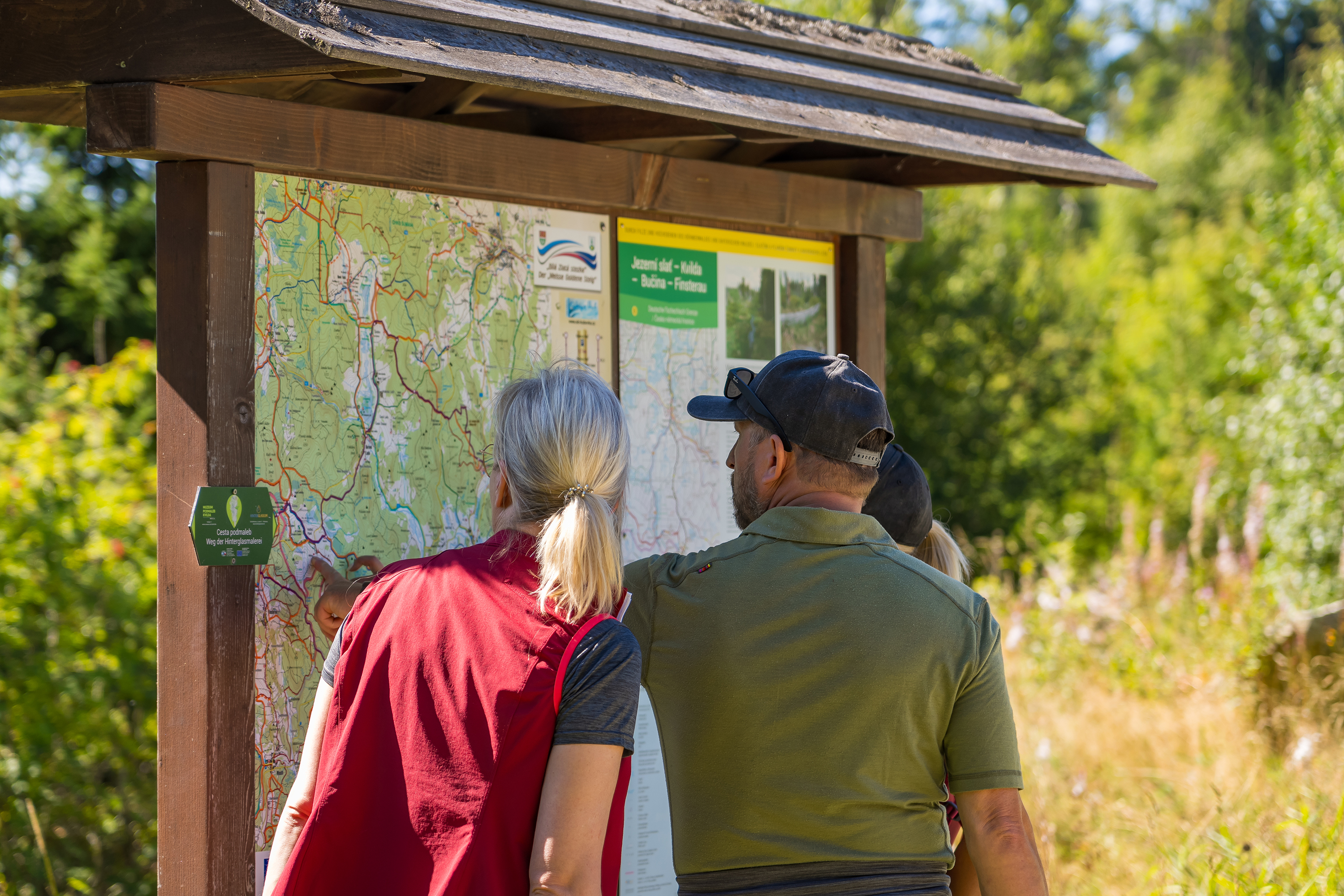 Ehepaar an Wandertafel